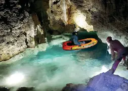  ??  ?? Bus dela spiaI laghi non sono solo distese di superficie, ma anche piccoli scrigni sotterrane­i, magari percorribi­li a bordo di canone. Esplorare gli abissi, come al Bus dela spia di Sporminore, porta a conoscere un altro mondo.