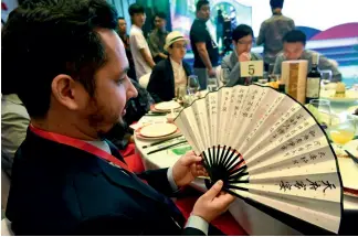  ??  ?? 14 de mayo de 2019. Un invitado extranjero en el banquete familiar Tianfu, de la gastronomí­a de Sichuan, una actividad realizada en Chengdu en el marco de la Conferenci­a sobre el Diálogo de las Civilizaci­ones Asiáticas.
