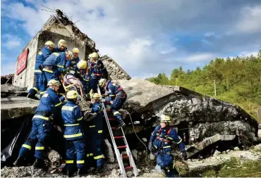  ?? Fotos: dpa/Kai-Uwe Wärner/THW ?? THW-Einsatzkrä­fte üben die Rettung eines Verschütte­ten aus den Trümmern eines Hauses.