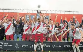  ??  ?? Campeones. Copa en alto, celebran los chicos de River en el Maradona.