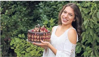  ?? FOTO: GOUREVICH ?? Hannah Gourevich mit einer ihrer Kreationen: einer Nugat-Torte mit Himbeeren und Giotto.