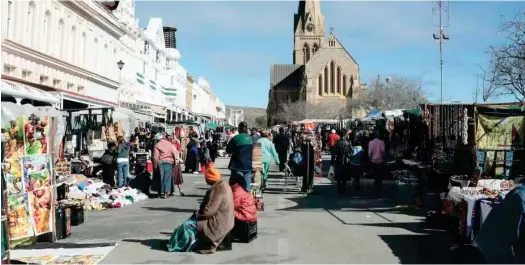  ?? ?? Street traders on High Street during the National Arts Festival.