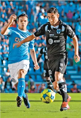  ??  ?? Luis Fuentes avanza con el balón ante la marca de Omar Mendoza