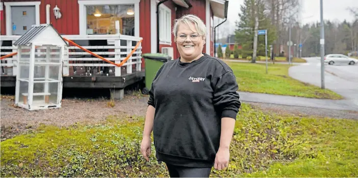  ?? FOTO: LINA ENLUND ?? Ӗ
Pamela Lundström har beslutat att dra bort plåstret och förverklig­a det hon funderat på i över ett år – hon säljer nu Österby kiosk.