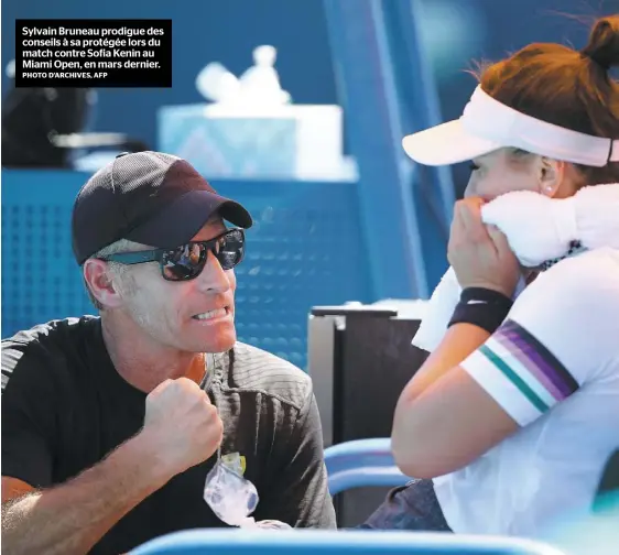  ?? PHOTO D’ARCHIVES, AFP ?? Sylvain Bruneau prodigue des conseils à sa protégée lors du match contre Sofia Kenin au Miami Open, en mars dernier.