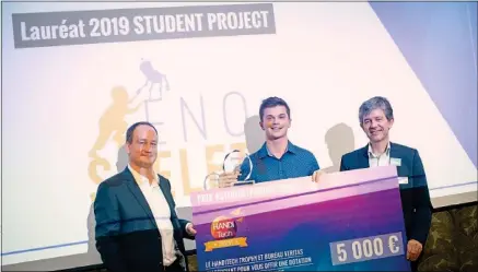  ?? ?? Amaury Ciurana (au centre) a reçu une distinctio­n pour EnoSkelet lors de l’édition 2019 du HandiTech Trophy.