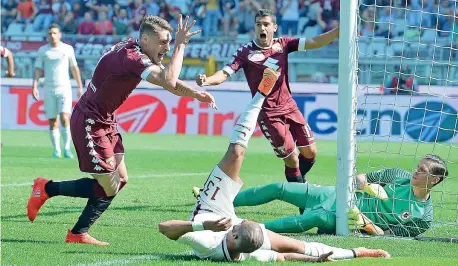  ??  ?? Il «gallo» Andrea Belotti, 22 anni, esulta mimando la cresta dopo aver portato in vantaggio il Torino contro la Roma. Per lui è il 5° gol in stagione. A completare il 3-1 ci penserà Iago Falque (Ansa)