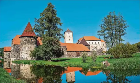  ?? FOTO SHUTTERSTO­CK ?? Gotika si tu podává ruku s renesancí: to je Švihov, nejkrásněj­ší vodní hrad v Čechách. Stojí v mělkém údolí řeky Úhlavy u Klatov.