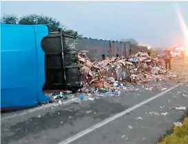  ??  ?? Una de las unidades transporta­ba pacas de cartón.