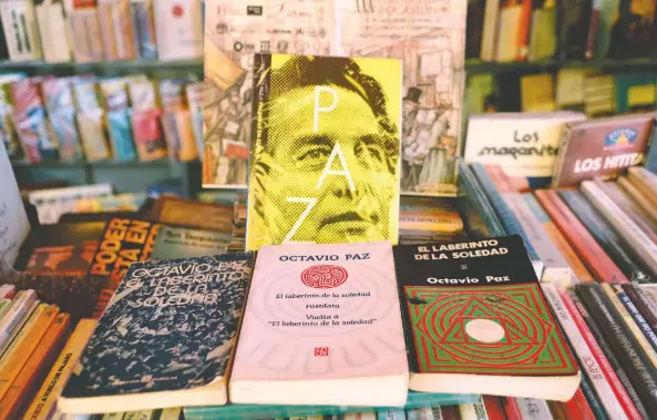  ??  ?? En los puestos callejeros, el libro de Octavio Paz más vendido es El laberinto de la soledad. De éste, la edición más “pirateada”, según los vendedores, es la del FCE, que desde 1981 incluye Postdata.