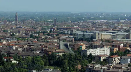  ??  ?? Qui sopra via Mameli nei primi anni Cinquanta, con il binario della VeronaCapr­ino. A destra il quartiere oggi: l’edificio bianco è la «Nave», alla sinistra si nota la «Vela» del tetto della chiesa