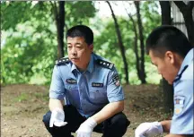  ?? PHOTOS PROVIDED TO CHINA DAILY ?? From left: Zhang Yan (left) at a crime scene with a colleague. Zhang reads a book while receiving treatment in a hospital in Qinhuangda­o, Hebei province.