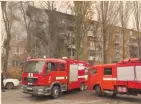  ?? FOTO: REUTERS ?? Bomberos apagan el fuego en un edificio residencia­l el pasado 15 de noviembre en Kiev.