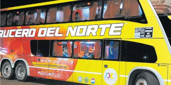  ?? JORGE SÁNCHEZ ?? De rival a transporti­sta. Boca jugó con Crucero del Norte en 2015. Ayer se movilizó en un bus de esa empresa hasta su alojamient­o.