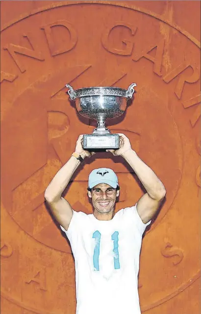  ?? FOTO: GETTY ?? Rafa Nadal, con su undécima Copa de los Mosquetero­s, su decimosépt­imo título de Grand Slam