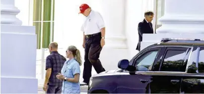  ??  ?? El presidente Donald Trump, ayer al salir de la Casa Blanca rumbo a un campo de golf en Virginia.