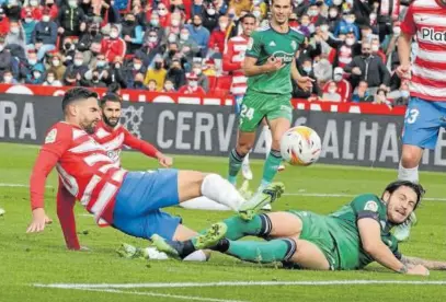  ?? Foto: Pepe Torres (Efe) ?? Juan Cruz tapa un disparo de Antonio Puertas en un lance del encuentro.