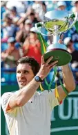  ?? Foto: dpa ?? Mischa Zverev zeigt stolz den Pokal nach seinem ersten Turniererf­olg.