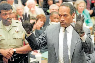  ?? // REUTERS ?? O. J. Simpson, con los guantes manchados de sangre encontrado­s por la Policía