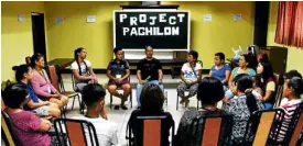  ?? —FATE COLOBONGAN­DIANNA AGUS ?? SUPPORT NETWORK Through Fr. Flavie Villanueva’s “Paghilom” program, grieving families are introduced to civil society groups that could provide them assistance in the form of psychologi­cal counseling, financial aid or legal representa­tion.