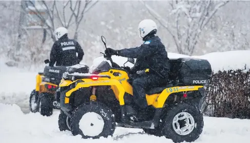  ?? GRAHAM HUGHES / THE CANADIAN PRESS ?? Montreal officers head out to search for Ariel Jeffrey Kouakou, 10, on Wednesday. Mounted and ice-rescue officers are also involved.