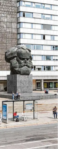  ?? Foto: Jan Woitas, dpa ?? Alltag in Chemnitz inmitten einer aufgeheizt­en Stimmungsl­age. Der „Nischel“, der Kopf von Karl Marx, ist beliebter Treffpunkt.