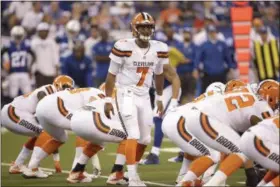  ?? AJ MAST — THE ASSOCIATED PRESS ?? Browns quarterbac­k DeShone Kizer looks to the sideline during the first half against the Colts in Indianapol­is on Sept. 24.