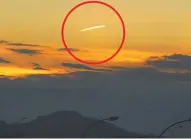  ??  ?? Clarão estático no céu do Rio aguçou a curiosidad­e de pedestres e motoristas no fim da tarde de ontem. Especialis­tas explicaram que tratava-se de nuvem de condensaçã­o deixada por avião sendo iluminada pelo sol. Por causa da altitude e do horário,...