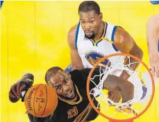  ??  ?? Gigantendu­ell: Hier punktet Clevelands LeBron James (li.) gegen Durant.