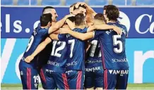  ?? SD HUESCA ?? SAPA LA LIGA: Pemain SD Huesca merayakan kemenangan atas Numancia. Kemenangan itu memastikan mereka tampil di La Liga musim depan.