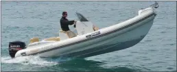  ??  ?? Lorsque le trim est monté à 50 % comme sur le cadran ci-dessus, l’étrave du bateau en navigation est allégée et sa surface mouillée est diminuée, ce qui permet de réduire la consommati­on de carburant (photo de gauche). En revanche, au moment du démarrage (photo de droite), cela se traduit par un cabrage excessif et un déjaugeage long.