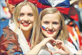  ?? REUTERS ?? ▪ Russian fans welcomed the world with open arms as the country hosted its first ever FIFA World Cup.