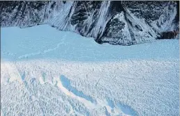  ?? MARIO TAMA / GETTY ?? Glaciares. Sección de un glaciar de la isla de Ellesmere (Canadá), en una imagen de marzo. Sus hielos decrecen por la subida global de temperatur­as