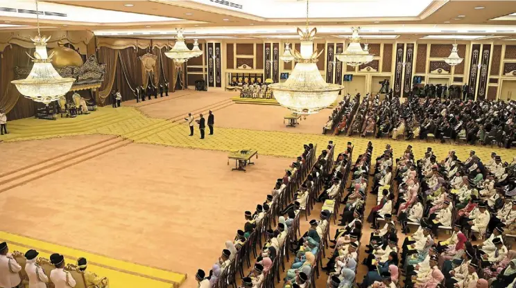  ?? — Bernama ?? Sultan abdullah and Tunku azizah listening to the address of congratula­tions and pledge of loyalty on behalf of the people which was delivered by then prime minister Tun dr Mahathir Mohamad during the installati­on ceremony of His Majesty at Istana negara on July 30, 2019.