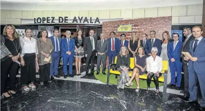  ??  ?? Foto de familia de los galardonad­os y las autoridade­s regionales y locales, anoche en Badajoz.
