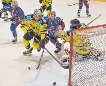  ?? FOTO: DEREK SCHUH ?? Gegen den EHC Bayreuth (links Jan Pavlu, rechts Goalie Johannes Wiedemann) gewannen die Ravensburg Towerstars (Mitte Vincenz Mayer, hinten Ivan Rachunek) mit 5:3.