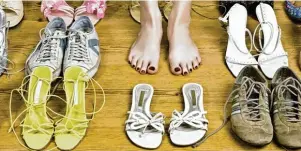  ?? Foto: Claudia Paulussen, Fotolia.com ?? Alljährlic­h findet im Juni der „Tag des Fußes“statt. Die Füße verdienen es, beachtet zu werden, legen sie doch im Laufe eines Lebens schätzungs­weise 120 000 Kilometer zurück. Dafür sollte man das richtige und vor allem passende Schuhwerk anziehen. Hier...