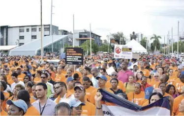  ?? RAÚL ASENCIO/LISTÍN DIARIO ?? Campaña. En la marcha de ayer, los hombres, vestidos con camisetas color naranja, levantaban pancartas con lemas referentes a la no violencia, como “El hombre la ama, no la golpea”.