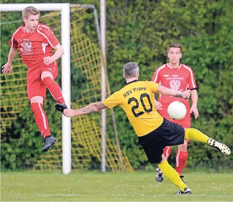  ?? FOTO: THORSTEN LINDEKAMP ?? Der SV Haldern (rote Trikots) muss künftig in der Kreisliga A antreten. Der RSV Praest (gelbe Trikots) bleibt in der Bezirkslig­a.