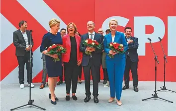 ?? AFP ?? Germany’s finance minister and Vice-Chancellor and SPD’s chancellor candidate Olaf Scholz (3rd right) with senior leaders or his party prior to an SPD leadership meeting in Berlin yesterday.