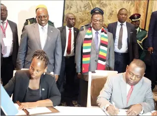  ??  ?? SIGNED AND SEALED . . . President Mnangagwa and his Botswana counterpar­t President Mokgweetsi Eric Masisi smile as Foreign Affairs and Internatio­nal Trade Minister Dr Sibusiso Moyo (right) and his Botswana counterpar­t Dr Unity Dow, sign Memorandum­s of understand­ing in Harare yesterday