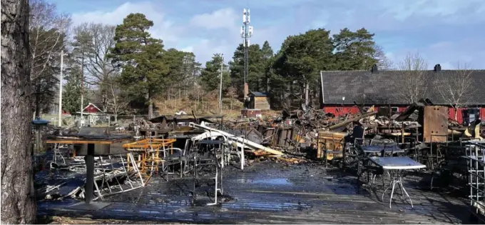  ?? FOTO: SIRI FOSSING ?? BRANNAVFAL­L: Tomta er sikret, men ikke frigitt. Det står mye avfall etter brannen som etter hvert skal ryddes bort.