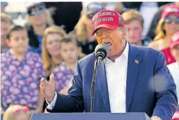  ?? FOTO: MEG KINNARD/AP ?? Der republikan­ische Präsidents­chaftskand­idat und Ex-US-Präsident Donald Trump spricht auf einer Wahlkampfv­eranstaltu­ng: Immer wieder sorgt Trump mit seinen Aussagen für Aufsehen.
