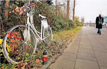  ??  ?? Ein geschmückt­es Fahrrad und Kerzen stehen in Köln an der Stelle, an der vor drei Jahren eine junge Radfahreri­n von einem außer Kontrolle geratenen Pkw erfasst wurde. Sie starb an ihren Verletzung­en.