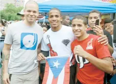  ??  ?? A la izquierda, René Pérez, del grupo Calle 13, junto a Félix Verdejo y Jantony Ortiz durante una actividad en Nueva York.