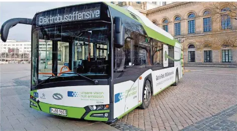 ?? ARCHIVFOTO: DPA ?? Elektrobus­se wie hier in Hannover wird es in Saarbrücke­n erst mal nicht geben.