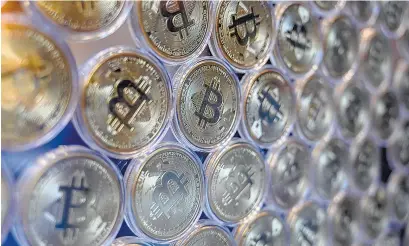  ??  ?? Parte de la suba de la cotización del bitcoin se explica por la liquidez extraordin­aria en el mundo.