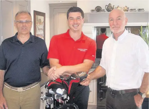  ??  ?? ●● Graham Cox with his new sponsors Howard Thomas (left) and Rob Thomas