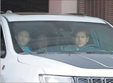  ??  ?? CAZADOS POR AS. Marcelino, Pablo Longoria y Mateo Alemany, a la salida del hotel Las Arenas.