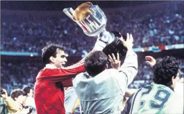  ??  ?? CAMPEONES. Cedrún levanta la Copa del Rey ganada por el Zaragoza al Barça en el Calderón en 1986.